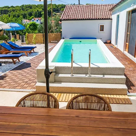 Island Servantesa Prvic Luka