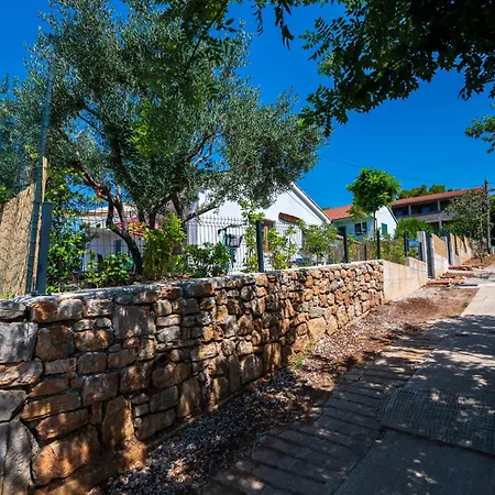 Willa Island Servantesa