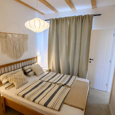 Willa Island Servantesa