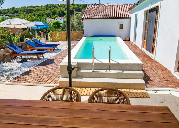 Island Servantesa Prvić Luka