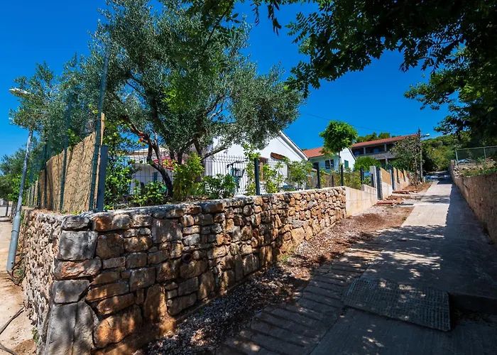 Willa Island Servantesa